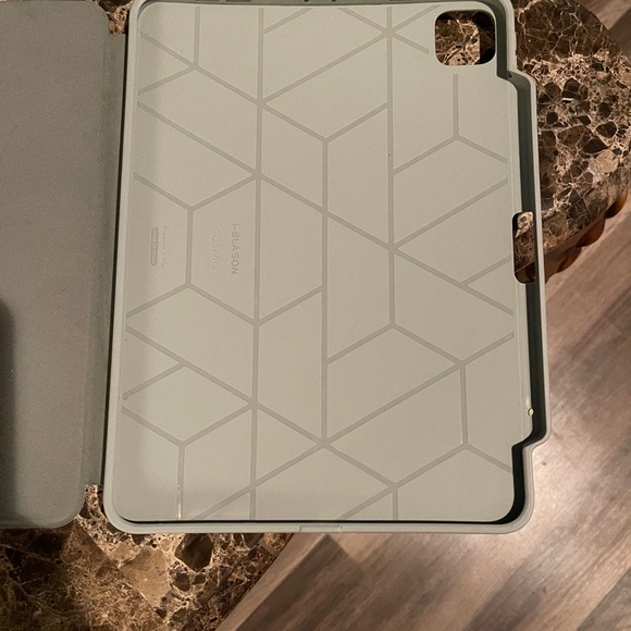 iPad 11” magnetic case with pencil holder - Picture 2 of 3